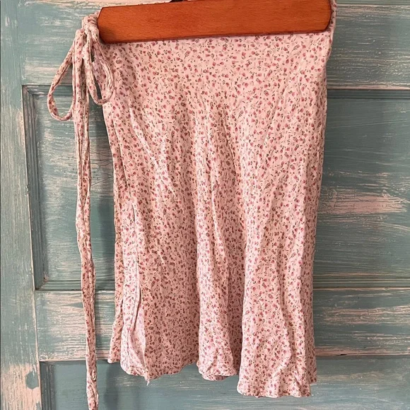 Brandy Melville Floral Wrap Skirt. EUC - Picture 4 of 5
